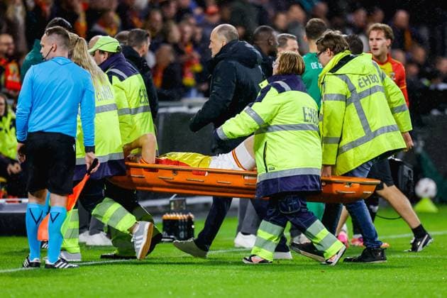 UEFA Europa League: Go Ahead Ealges v Aston Villa F.C. Deventer - Gerrit Nauber of Go Ahead Eagles lies on a brandcare with an injury during the third match of the UEFA Europa League 2025 2026. The match is set between Go Ahead Eagles and Aston Villa F.C. at De Adelaarshorst on 23 October 2025 in Deventer, The Netherlands. (VK Sportphoto Raymond Smit) Copyright: xRaymondxSmitx