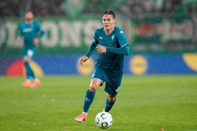 CALCIO - UEFA Conference League - SK Rapid Wien vs ACF Fiorentina Nicolo Fagioli 44 (ACF Fiorentina) moves the ball during SK Rapid Wien vs ACF Fiorentina, UEFA Conference League football match in Vienna, Austria, October 23 2025 Vienna Austria  Copyright: xIPAxSport ABACAx