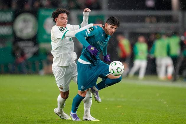 CALCIO - UEFA Conference League - SK Rapid Wien vs ACF Fiorentina Janis Antiste 90 (SK Rapid) duels Niccolo Fortini 29 (ACF Fiorentina) during SK Rapid Wien vs ACF Fiorentina, UEFA Conference League football match in Vienna, Austria, October 23 2025 Vienna Austria  Copyright: xIPAxSport ABACAx