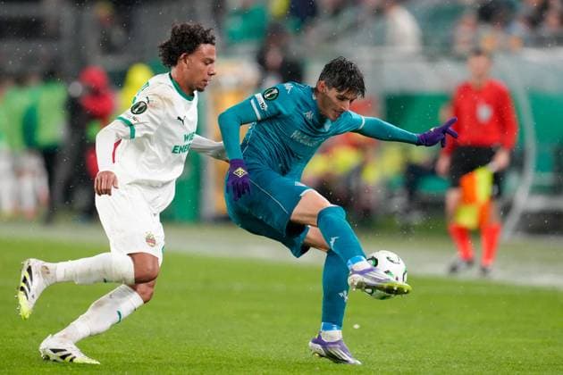 CALCIO - UEFA Conference League - SK Rapid Wien vs ACF Fiorentina Janis Antiste 90 (SK Rapid) duels Niccolo Fortini 29 (ACF Fiorentina) during SK Rapid Wien vs ACF Fiorentina, UEFA Conference League football match in Vienna, Austria, October 23 2025 Vienna Austria  Copyright: xIPAxSport ABACAx