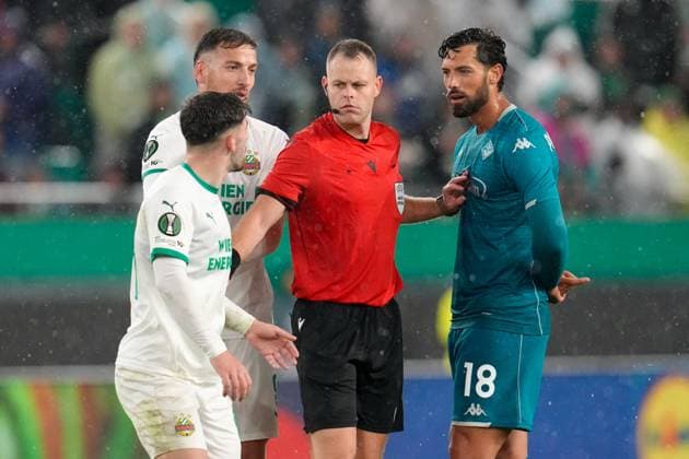 CALCIO - UEFA Conference League - SK Rapid Wien vs ACF Fiorentina Referee Yigal Frid gets between Furkan Demir 61 (SK Rapid) and Pablo Mari 18 (ACF Fiorentina) during SK Rapid Wien vs ACF Fiorentina, UEFA Conference League football match in Vienna, Austria, October 23 2025 Vienna Austria  Copyright: xIPAxSport ABACAx