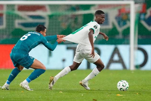 CALCIO - UEFA Conference League - SK Rapid Wien vs ACF Fiorentina Rolando Mandragora 8 (ACF Fiorentina) works against Romeo Amane 29 (SK Rapid) during SK Rapid Wien vs ACF Fiorentina, UEFA Conference League football match in Vienna, Austria, October 23 2025 Vienna Austria  Copyright: xIPAxSport ABACAx