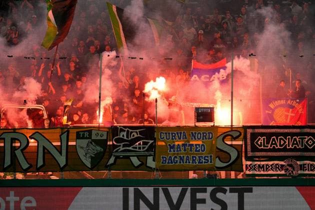 CALCIO - UEFA Conference League - SK Rapid Wien vs ACF Fiorentina SK Rapid Wien fans set off pyro during the match during SK Rapid Wien vs ACF Fiorentina, UEFA Conference League football match in Vienna, Austria, October 23 2025 Vienna Austria  Copyright: xIPAxSport ABACAx