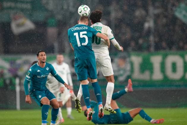CALCIO - UEFA Conference League - SK Rapid Wien vs ACF Fiorentina Pietro Comuzzo 15 (ACF Fiorentina) against Janis Antiste 90 (SK Rapid) during SK Rapid Wien vs ACF Fiorentina, UEFA Conference League football match in Vienna, Austria, October 23 2025 Vienna Austria  Copyright: xIPAxSport ABACAx