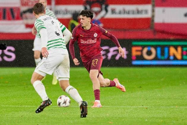 Salzburg, Österreich 23. Oktober 2025: Europa League - 2025 2026 - RB Salzburg vs. Frencvaros Budapest Im Bild: v. li. im Zweikampf Stefan Gartenmann (TC), Kerim Alajbegovic (RB) Red Bull Arena