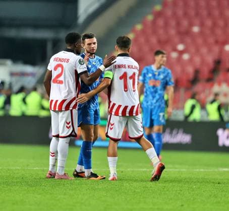 Samsunspor v Dynamo Kyiv - UEFA Europa Conference League SAMSUN, TURKIYE - OCTOBER 23: Dynamo Kyiv players congratulated Samsunspor players at the end of the UEFA Europa Conference League week 2 match between Samsunspor and Dynamo Kyiv at New May 19 Stadium in Samsun, Turkiye on October 23, 2025. Veysel Altun Anadolu Samsun Turkey. Editorial use only. Please get in touch for any other usage.  Copyright: x2025xAnadoluxVeyselxAltunx