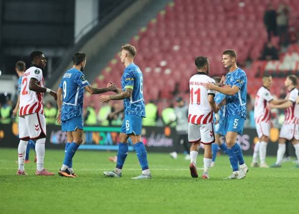 Samsunspor v Dynamo Kyiv - UEFA Europa Conference League SAMSUN, TURKIYE - OCTOBER 23: Dynamo Kyiv players congratulated Samsunspor players at the end of the UEFA Europa Conference League week 2 match between Samsunspor and Dynamo Kyiv at New May 19 Stadium in Samsun, Turkiye on October 23, 2025. Veysel Altun Anadolu Samsun Turkey. Editorial use only. Please get in touch for any other usage.  Copyright: x2025xAnadoluxVeyselxAltunx