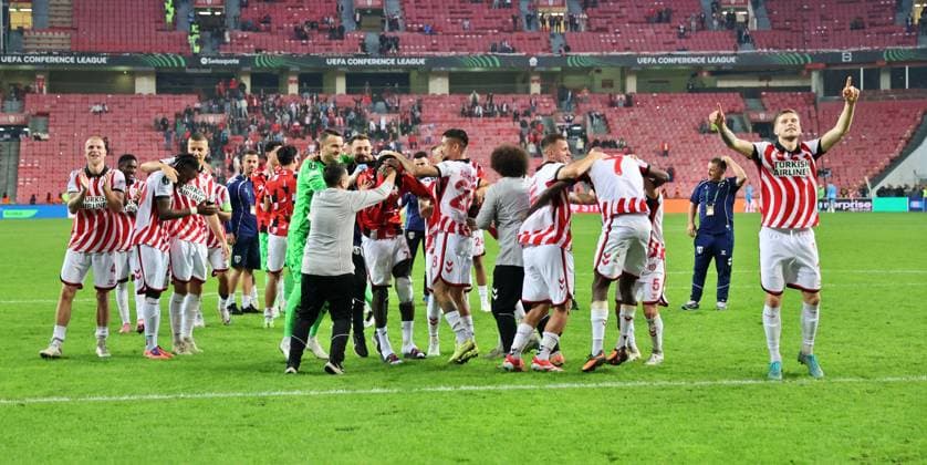 Samsunspor v Dynamo Kyiv - UEFA Europa Conference League SAMSUN, TURKIYE - OCTOBER 23: Players of Samsunspor celebrate their victory at the end of the UEFA Europa Conference League week 2 match between Samsunspor and Dynamo Kyiv at New May 19 Stadium in Samsun, Turkiye on October 23, 2025. Veysel Altun Anadolu Samsun Turkey. Editorial use only. Please get in touch for any other usage.  Copyright: x2025xAnadoluxVeyselxAltunx
