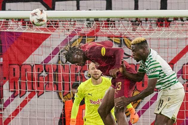 Salzburg, Österreich 23. Oktober 2025: Europa League - 2025 2026 - RB Salzburg vs. Frencvaros Budapest Im Bild: v. li. im Zweikampf Joane Gadou (RB), Bamidele Yusuf (TC) Red Bull Arena