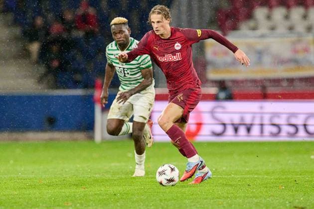Salzburg, Österreich 23. Oktober 2025: Europa League - 2025 2026 - RB Salzburg vs. Frencvaros Budapest Im Bild: v. li. im Zweikampf Bamidele Yusuf (TC), Maurits Kjaergaard (RB) Red Bull Arena