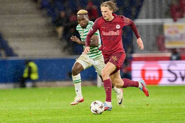 Salzburg, Österreich 23. Oktober 2025: Europa League - 2025 2026 - RB Salzburg vs. Frencvaros Budapest Im Bild: v. li. im Zweikampf Bamidele Yusuf (TC), Maurits Kjaergaard (RB) Red Bull Arena