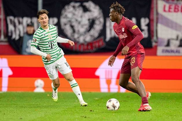 Salzburg, Österreich 23. Oktober 2025: Europa League - 2025 2026 - RB Salzburg vs. Frencvaros Budapest Im Bild: v.li. Jonathan Levi (TC), Joane Gadou (RB) Red Bull Arena