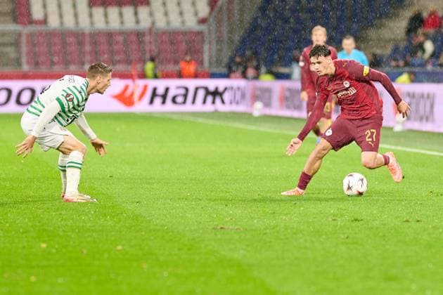 Salzburg, Österreich 23. Oktober 2025: Europa League - 2025 2026 - RB Salzburg vs. Frencvaros Budapest Im Bild: v. li. im Zweikampf Kristoffer Zachariassen (TC), Kerim Alajbegovic (RB) Red Bull Arena