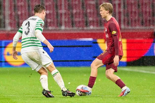 Salzburg, Österreich 23. Oktober 2025: Europa League - 2025 2026 - RB Salzburg vs. Frencvaros Budapest Im Bild: v. li. im Zweikampf Stefan Gartenmann (TC), Frans Krätzig Kraetzig (RB) Red Bull Arena