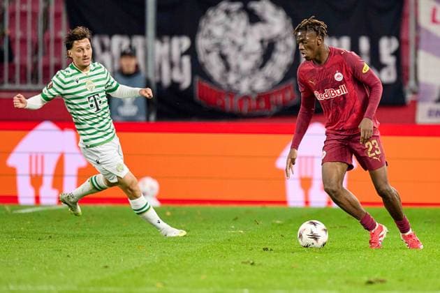 Salzburg, Österreich 23. Oktober 2025: Europa League - 2025 2026 - RB Salzburg vs. Frencvaros Budapest Im Bild: v.li. Jonathan Levi (TC), Joane Gadou (RB) Red Bull Arena