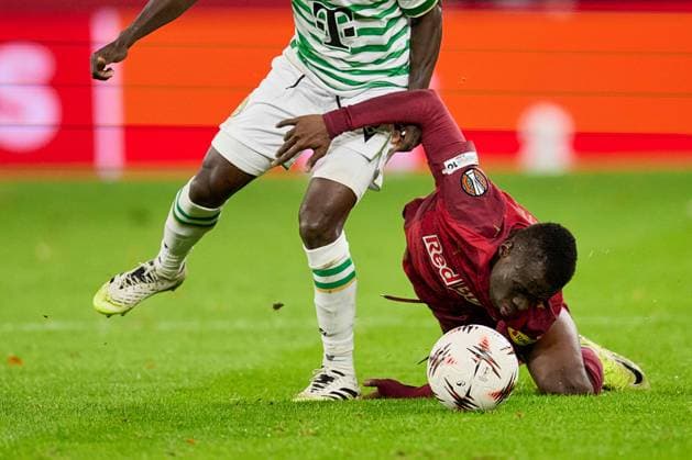 Salzburg, Österreich 23. Oktober 2025: Europa League - 2025 2026 - RB Salzburg vs. Frencvaros Budapest Im Bild: v. li. im Zweikampf Naby Keita (TC), Soumaila Diabate (RB), Red Bull Arena