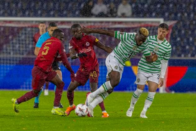 Salzburg, Österreich 23. Oktober 2025: Europa League - 2025 2026 - RB Salzburg vs. Frencvaros Budapest Im Bild: v. li. im Zweikampf Soumaila Diabate (RB), Moussa Yeo (RB), Dele (TC) und Gavriel Kanichowsky (TC) Red Bull Arena Bayern Copyright: xFotostandx xSchäferx