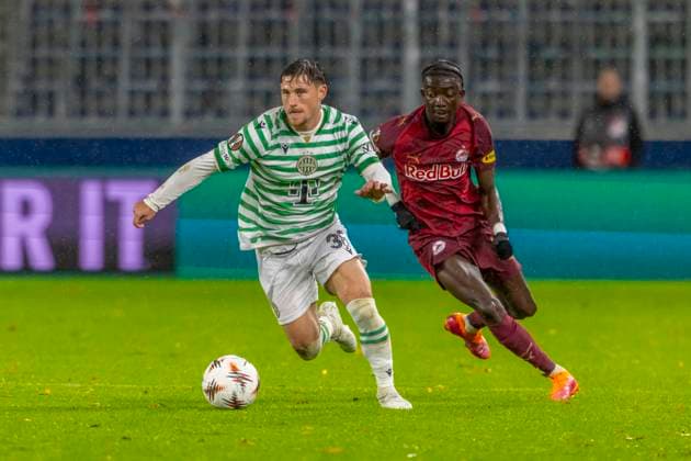 Salzburg, Österreich 23. Oktober 2025: Europa League - 2025 2026 - RB Salzburg vs. Frencvaros Budapest Im Bild: v. li. im Zweikampf Gavriel Kanichowsky (TC) und Moussa Yeo (RB) Red Bull Arena Bayern Copyright: xFotostandx xSchäferx