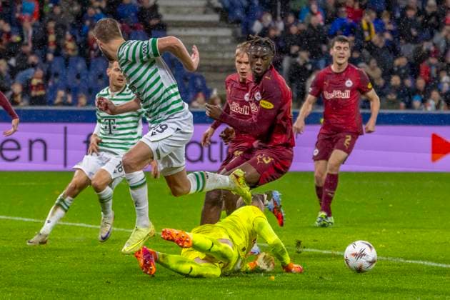 Salzburg, Österreich 23. Oktober 2025: Europa League - 2025 2026 - RB Salzburg vs. Frencvaros Budapest Im Bild: v. li. im Zweikampf Barnabas Varga (TC), Torhüter Alexander Schlager (RB) und Kouakou Gadou (RB) Red Bull Arena Bayern Copyright: xFotostandx xSchäferx