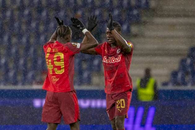 Salzburg, Österreich 23. Oktober 2025: Europa League - 2025 2026 - RB Salzburg vs. Frencvaros Budapest Im Bild: v.li. Moussa Yeo (RB) und Edmund Baidoo (RB) stimmen sich auf das Spiel ein. Red Bull Arena Bayern Copyright: xFotostandx xSchäferx