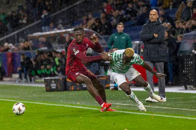 Salzburg, Österreich 23. Oktober 2025: Europa League - 2025 2026 - RB Salzburg vs. Frencvaros Budapest Im Bild: v. li. im Zweikampf Kouakou Gadou (RB) und Dele (TC) Red Bull Arena Bayern Copyright: xFotostandx xSchäferx