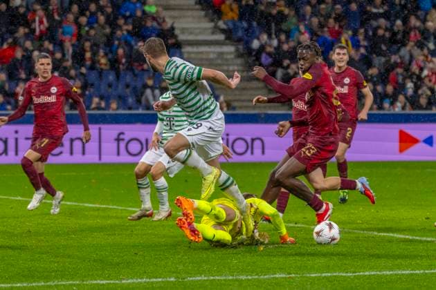 Salzburg, Österreich 23. Oktober 2025: Europa League - 2025 2026 - RB Salzburg vs. Frencvaros Budapest Im Bild: v. li. im Zweikampf Barnabas Varga (TC), Torhüter Alexander Schlager (RB) und Kouakou Gadou (RB) Red Bull Arena Bayern Copyright: xFotostandx xSchäferx
