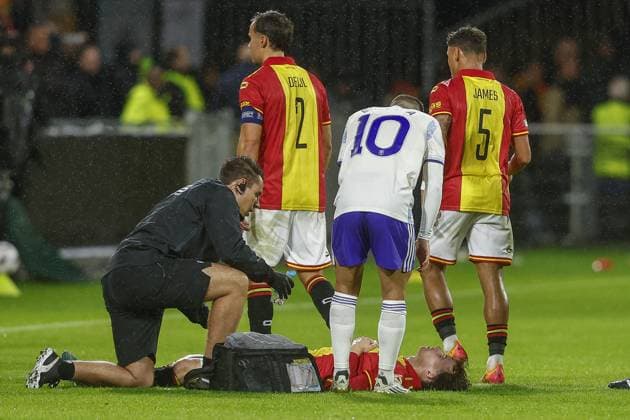 DEVENTER , 23-10-2025 , Stadium De Adelaarshorst , season 2025 2026 , UEFA Europa League League phase . match between Go Ahead Eagles and Aston Villa, final result 2-1, Picture shows injury GA Eagles player Jakob Breum Go Ahead Eagles - Aston Villa  x31658227x Copyright: