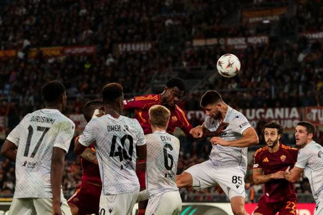 CALCIO - UEFA Europa League - AS Roma vs FC Viktoria Plzen Evan Ndicka of AS Roma during AS Roma vs FC Viktoria Plzen, Football Europa League match in Rome, Italy, October 23 2025 Rome Italy  Copyright: xIPAxSport ABACAx