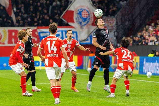 UECL 1. FSV Mainz 05 vs. HäK Zrinjski Mostar, 23.10.2025 MAINZ, DEUTSCHLAND - OCTOBER 23: Stefano?Surdanovic (HSK?Zrinjski?Mostar,?23) with a header while challenged by Sota Kawasaki (1. FSV Mainz 05, 24) during the match between 1. FSV Mainz 05 vs. HSK Zrinjski Mostar at MEWA Arena on matchday 2 on October 23, 2025 in Mainz, Deutschland. Copyright: xBEAUTIFULxSPORTS Hahnex