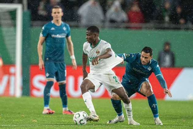 Romeo Amane in a battle with during Europa Conference league match, SK Rapid Wien - ACF Fiorentina, 23. october 2025, Allianz stadium, Wien, Austria Copyright: xMICHALxFAJT,ZOSPORTU.SKx MAR_2036
