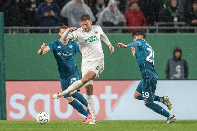 Ercan Kara in a battle during Europa Conference league match, SK Rapid Wien - ACF Fiorentina, 23. october 2025, Allianz stadium, Wien, Austria Copyright: xMICHALxFAJT,ZOSPORTU.SKx MAR_2091