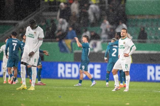 Disappointed Rapid Wien players during Europa Conference league match, SK Rapid Wien - ACF Fiorentina, 23. october 2025, Allianz stadium, Wien, Austria Copyright: xMICHALxFAJT,ZOSPORTU.SKx MAR_2280