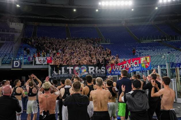 Viktoria Plzen ultras and team celebrations during AS Roma vs FC Viktoria Plzen, Football Europa League match in Rome, Italy, October 23 2025  Copyright: xRaffaelexConti IPAxSportx xipa-agency.netx xx IPA_66994802 IPA_Agency_IPA66994802