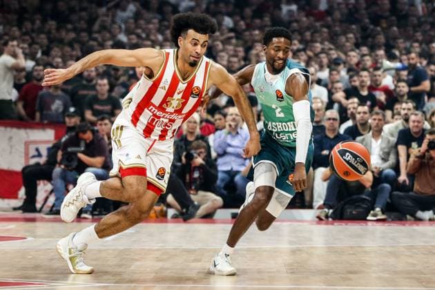 KK Crvena zvezda v Saski Baskonia - EuroLeague BELGRADE, SERBIA - OCTOBER 23: Jordan Nwora (33) of Crvena zvezda in action against Kobi Simmons (2) of Saski Baskonia during the Turkish Airlines EuroLeague basketball match between KK Crvena zvezda and Saski Baskonia at the Belgrade Arena in Belgrade, Serbia on October 23, 2025. Filip Stevanovic Anadolu Belgrade Serbia. Editorial use only. Please get in touch for any other usage.  Copyright: x2025xAnadoluxFilipxStevanovicx