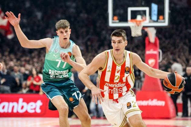 KK Crvena zvezda v Saski Baskonia - EuroLeague BELGRADE, SERBIA - OCTOBER 23: Stefan Miljenovic (2) of Crvena zvezda in action against Stefan Joksimovic (77) of Saski Baskonia during the Turkish Airlines EuroLeague basketball match between KK Crvena zvezda and Saski Baskonia at the Belgrade Arena in Belgrade, Serbia on October 23, 2025. Filip Stevanovic Anadolu Belgrade Serbia. Editorial use only. Please get in touch for any other usage.  Copyright: x2025xAnadoluxFilipxStevanovicx
