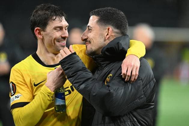 BERN, SWITZERLAND - OCTOBER 23: Christian Fassnacht of Young Boys l) and goalkeeper Dario Marzino of Young Boys r) celebrating the victory during the UEFA Europa League 2025 26 League Phase MD3 match between BSC Young Boys and PFC Ludogorets 1945 at Stadion Wankdorf on October 23, 2025 in Bern, Switzerland. Bern Stadion Wankdorf Bern Switzerland Copyright: xJustPictures.ch ManuelxWinterbergerx jp-en-EuSpIm-MWI_4504