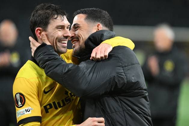BERN, SWITZERLAND - OCTOBER 23: Christian Fassnacht of Young Boys l) and goalkeeper Dario Marzino of Young Boys r) celebrating the victory during the UEFA Europa League 2025 26 League Phase MD3 match between BSC Young Boys and PFC Ludogorets 1945 at Stadion Wankdorf on October 23, 2025 in Bern, Switzerland. Bern Stadion Wankdorf Bern Switzerland Copyright: xJustPictures.ch ManuelxWinterbergerx jp-en-EuSpIm-MWI_4508