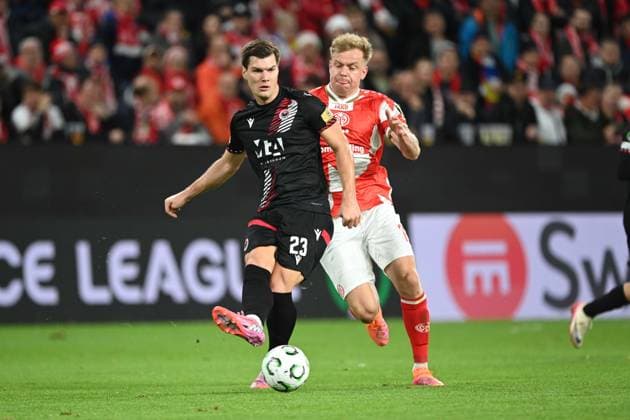 Stefano SURDANOVIC (Mostar) gegen Lennard MALONEY (MZ) Aktion, Zweikampf, 1.FSV Mainz 05 (MZ) - Zrinjski Mostar (Mostar) 1-0 Fussball UEFA Conference League Saison 2025 2026, 2.Spieltag, Spieltag2, matchday 2, am 23.10.2025, MEWA Arena Mainz. UEFA regulations prohibit any use of photographs as image sequences and or quasi-video . Â