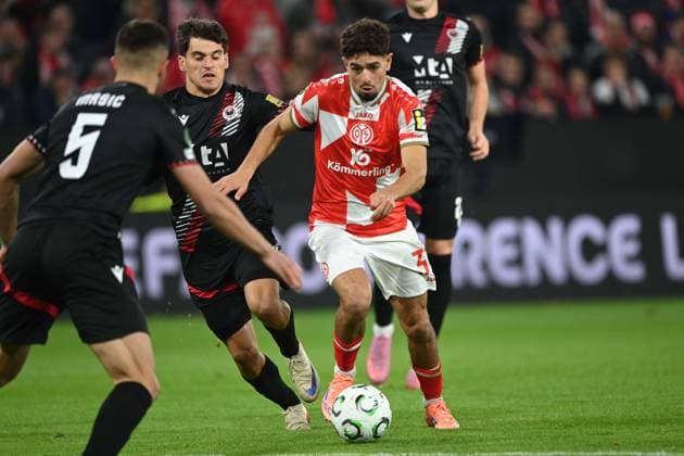 Ben BOBZIEN (MZ) gegen Ilija MASIC (Mostar) und Neven DJURASEK (Mostar) Aktion, Zweikampf, 1.FSV Mainz 05 (MZ) - Zrinjski Mostar (Mostar) 1-0 Fussball UEFA Conference League Saison 2025 2026, 2.Spieltag, Spieltag2, matchday 2, am 23.10.2025, MEWA Arena Mainz. UEFA regulations prohibit any use of photographs as image sequences and or quasi-video . Â