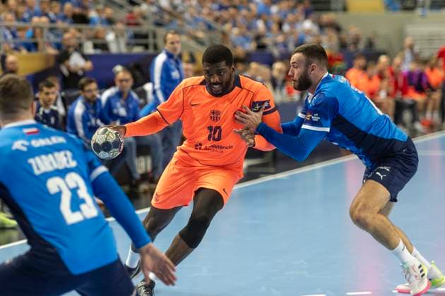 EHF Champions League - Orlen Wisla Plock v FC Barcelona, Barca Dika Mem, Zoltan Szita during the match EHF Champions League Men match between Orlen Wisla Plock and FC Barcelona in Plock, Poland on October 24, 2025.NO SALES POLAND Plock Poland  Copyright: xAndrzejxIwanczukx originalFilename:iwanczuk-ehfchamp251024_np9Qo.jpg
