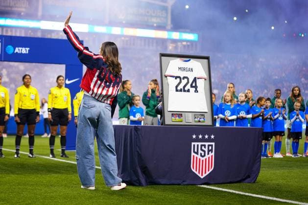 October 23, 2025: Alex Morgan waves to the crowd during her retirement ceremony at Subaru Park in Chester, Pennsylvania. CSM Chester United States of America - ZUMAc04_ 20251023_zma_c04_015 Copyright: xKylexRoddenx