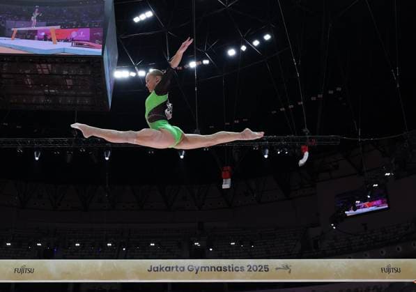 (251024) -- JAKARTA, Oct. 24, 2025 -- Angelina Melnikova of AIN (Individual Neutral Athlete) competes during the Balance Beam of the Women s All-Round Final at the 53rd FIG Artistic Gymnastics World Championships in Jakarta, Indonesia, on Oct. 23, 2025. ) (SP)INDONESIA-JAKARTA-GYMNASTICS-WORLD CHAMPIONSHIPS BaixXuefei 