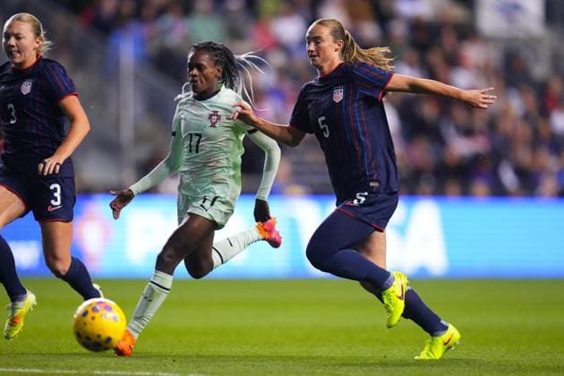 October 23, 2025: Portugal Forward Diana Silva (17) and United States Defender Tara Mckeown (5) battle for the ball during the first half of an International Friendly, Länderspiel, Nationalmannschaft at Subaru Park in Chester, Pennsylvania. CSM Chester United States of America - ZUMAc04_ 20251023_zma_c04_023 Copyright: xKylexRoddenx