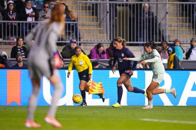 October 23, 2025: United States Forward Emma Sears (19) controls the ball during the second half of an International Friendly, Länderspiel, Nationalmannschaft against Portugal at Subaru Park in Chester, Pennsylvania. CSM Chester United States of America - ZUMAc04_ 20251023_zma_c04_025 Copyright: xKylexRoddenx
