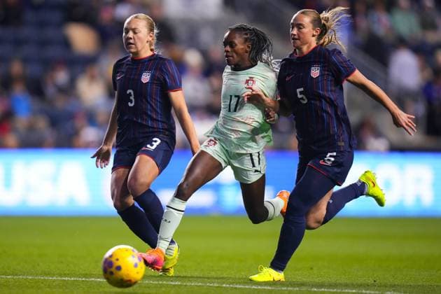 October 23, 2025: Portugal Forward Diana Silva (17) and United States Defender Tara Mckeown (5) battle for the ball during the first half of an International Friendly, Länderspiel, Nationalmannschaft at Subaru Park in Chester, Pennsylvania. CSM Chester United States of America - ZUMAc04_ 20251023_zma_c04_045 Copyright: xKylexRoddenx