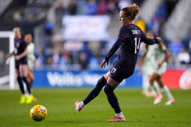 October 23, 2025: United States Defender Emily Sonnett (14) passes the ball during the first half of an International Friendly, Länderspiel, Nationalmannschaft against Portugal at Subaru Park in Chester, Pennsylvania. CSM Chester United States of America - ZUMAc04_ 20251023_zma_c04_064 Copyright: xKylexRoddenx