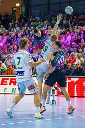 23.10.2025, xovx, Handball Daikin Handball Bundesliga, HSG Wetzlar - FRISCH AUF! Göppingen v.l. Victor Klöve (Frisch Auf! Göppingen), Stefan Cavor (HSG Wetzlar), Ymir Örn Gislason (Frisch Auf! Göppingen), Josip Simic (HSG Wetzlar) Wetzlar Buderus-Arena Hessen Deutschland (DE)