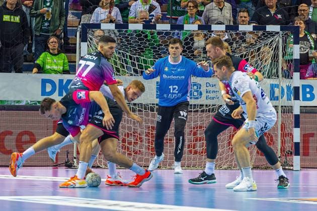 23.10.2025, xovx, Handball Daikin Handball Bundesliga, HSG Wetzlar - FRISCH AUF! Göppingen v.l. Josip Simic (HSG Wetzlar), Stefan Cavor (HSG Wetzlar), Franko Lastro (Frisch Auf! Göppingen), Anadin Suljakovic (HSG Wetzlar), Nikola Grahovac (HSG Wetzlar), Ymir Örn Gislason (Frisch Auf! Göppingen) Wetzlar Buderus-Arena Hessen Deutschland (DE)