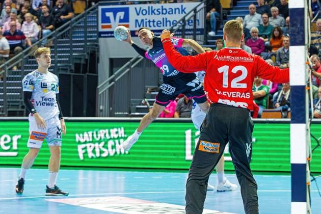 23.10.2025, xovx, Handball Daikin Handball Bundesliga, HSG Wetzlar - FRISCH AUF! Göppingen v.l. Franko Lastro (Frisch Auf! Göppingen), Ahmet Nafea (HSG Wetzlar), Kristian Saeveras (Frisch Auf! Göppingen) Wetzlar Buderus-Arena Hessen Deutschland (DE)