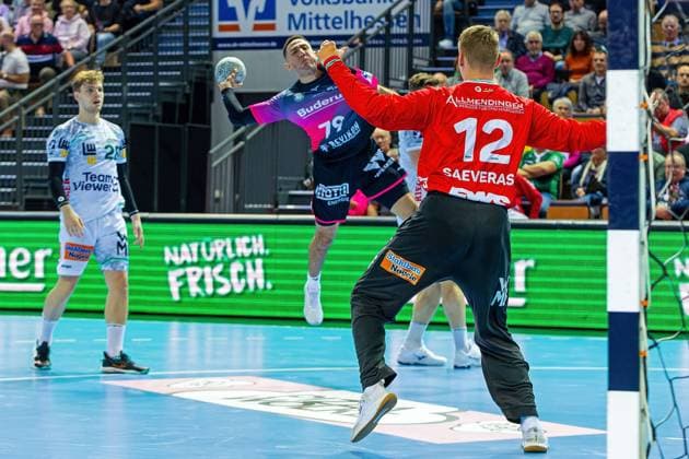 23.10.2025, xovx, Handball Daikin Handball Bundesliga, HSG Wetzlar - FRISCH AUF! Göppingen v.l. Franko Lastro (Frisch Auf! Göppingen), Ahmet Nafea (HSG Wetzlar), Kristian Saeveras (Frisch Auf! Göppingen) Wetzlar Buderus-Arena Hessen Deutschland (DE)